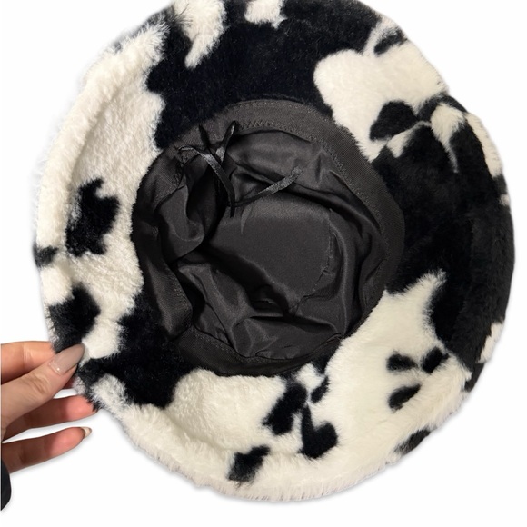 SHEIN Black and White Fuzzy Hat - Picture 3 of 3